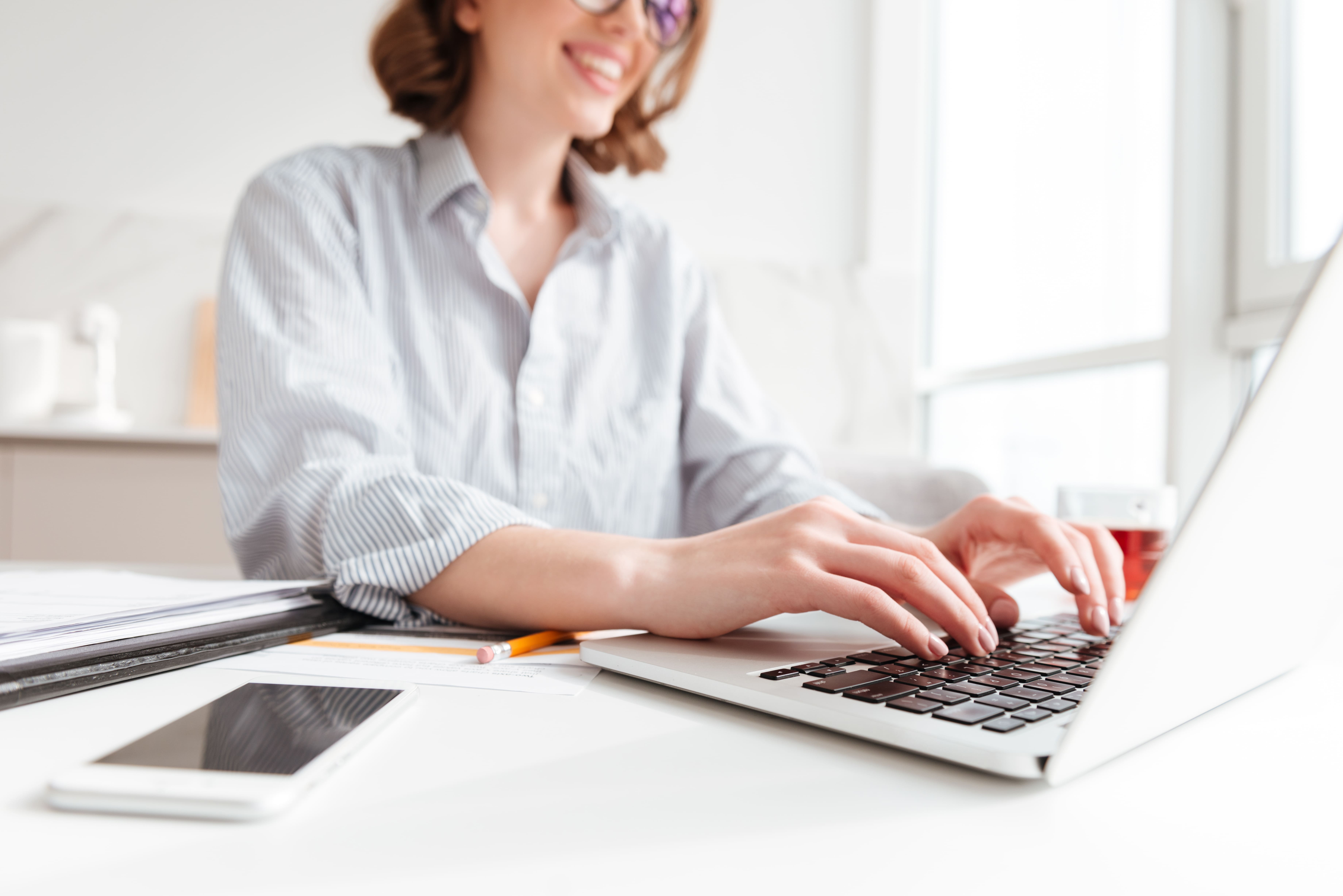 Mujer trabajando en ordenador del puesto de trabajo seguro del kit digital